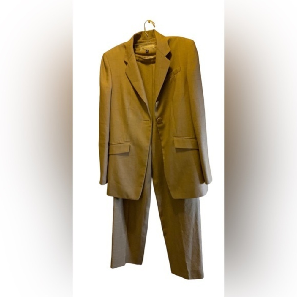 Travis Ayers 2pc suit